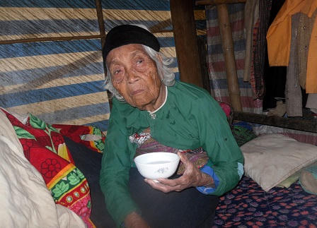 Bà cụ 99 tuổi chữa rắn cắn bằng nước lã và “thần chú”